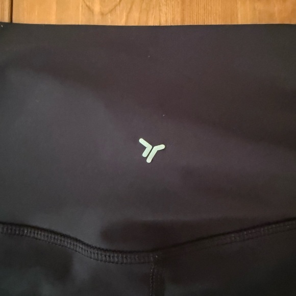 Old Navy Active Powersoft XL Petite High Rise Go-Dry Black cropped Leggings - Picture 3 of 6